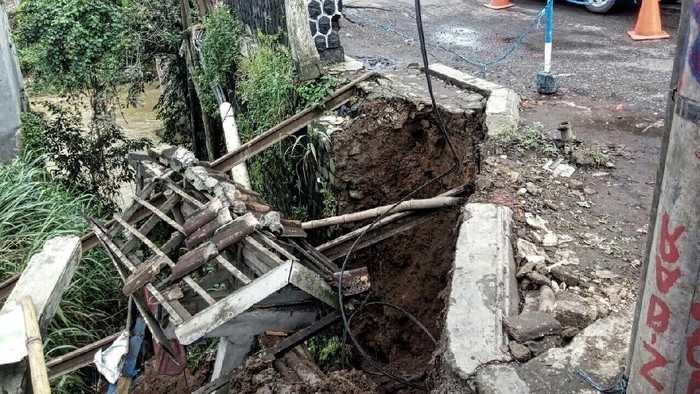 Bahu Jembatan Pamuruyan Retak, Polisi Pasang Peringatan dan Siagakan Petugas