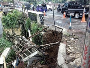 Bahu Jembatan Pamuruyan Retak, Polisi Pasang Peringatan dan Siagakan Petugas