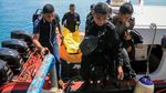Polisi Evakuasi Potongan Tubuh Korban Jatuhnya Pesawat Polri
