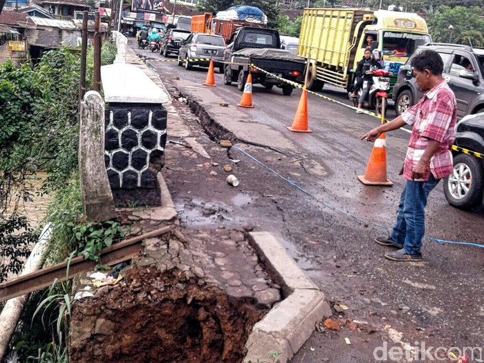Retakan di Bahu Jembatan Pamuruyan Kian Memanjang