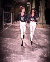 Bella Hadid Diajarkan Ibunya Berpose untuk Fashion Show Victoria's Secret