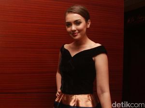 Rianti Cartwright Tampil Mempesona di Premier Bulan Terbelah di Langit Amerika 2