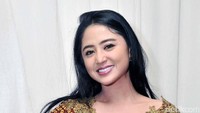 Dewi Persik tampil sederhana namun tetap cantik. Noel/detikHOT.