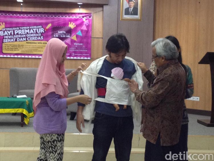 Cara Melakukan Metode Kanguru untuk Menghangatkan Bayi Prematur