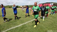 Pertandingan Tim Masgibol yang diperkuat Ketua Komisi V DPR dar Fraksi Gerindra Fary Francis versus Tim All Star Timor Leste yang diperkuat Xanana Gusmao digelar di lapangan Bintang Timur, Kabupaten Belu, NTT, Minggu (4/12/2016).
