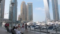 Di sekitar Dubai Marina disediakan pedestrian dan bangku-bangku. Bikin turis nyaman dan betah berlama-lama (Afif/detikTravel)