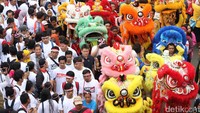 Barongsai warnai-warni berjalan bersama massa.