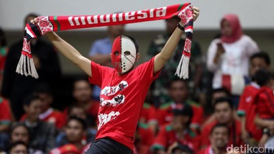 Kebersamaan Suporter Indonesia dan Vietnam