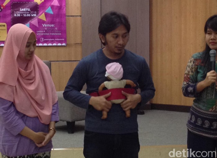 Cara Melakukan Metode Kanguru untuk Menghangatkan Bayi 