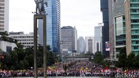 Massa berbaur dengan warga yang tengah menikmati Car Free Day.