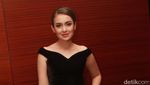 Rianti Cartwright Tampil Mempesona di Premier Bulan Terbelah di Langit Amerika 2