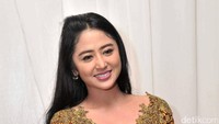 Mantan istri Saipul Jamil tersebut nampak memadukan gaunnya dengan clutch hitam. Noel/detikHOT.