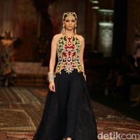 koleksi terbaru Sebastian Gunawan dan Cristina Panarese yang mengusung tema La Divina Marchesa di Ballroom Hotel Mulia. Senayan. Jakarta. [Foto: Mohammad Abduh/Wolipop]