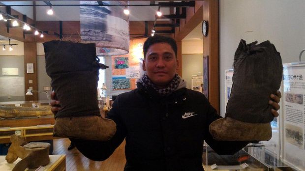 Pengunjung bersama sepatu kulit salmon (Aryo/detikTravel)