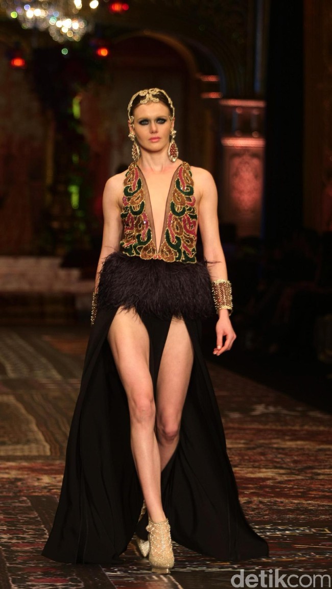 koleksi terbaru Sebastian Gunawan dan Cristina Panarese yang mengusung tema La Divina Marchesa di Ballroom Hotel Mulia. Senayan. Jakarta. [Foto: Mohammad Abduh/Wolipop]