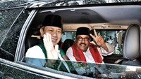 Rano dan Embay melambaikan tangan kepada warga dari dalam mobil.