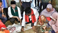 Rano menjajal membuat emping.