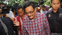 Wakil Gubernur DKI Jakarta nonaktif Djarot Saiful Hidayat tiba untuk menjalani pemeriksaan sebagai saksi pelapor di Polda Metro Jaya, Jakarta (6/12/2016).