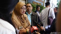 Ernalia saat dimintai keterangan oleh sejumlah awak media.