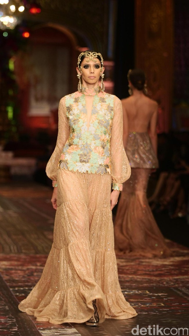 koleksi terbaru Sebastian Gunawan dan Cristina Panarese yang mengusung tema La Divina Marchesa di Ballroom Hotel Mulia. Senayan. Jakarta. [Foto: Mohammad Abduh/Wolipop]
