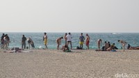 Pantai Jumeirah memiliki kontur yang landai dan menghadap ke Teluk Arab. Pantai ini sudah jadi salah satu andalan Dubai, yang lebih banyak dipenuhi turis dibanding warga lokal (Afif/detikTravel)