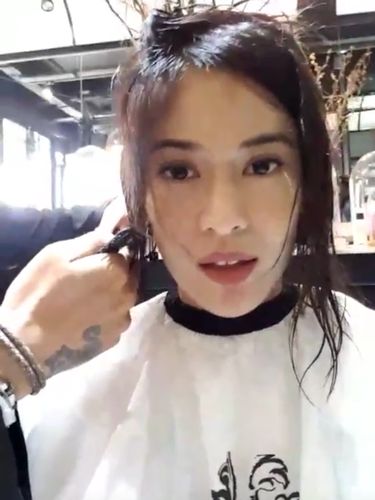  Rambut Pendek Dian Sastro  Bikin Netizen Terbelah
