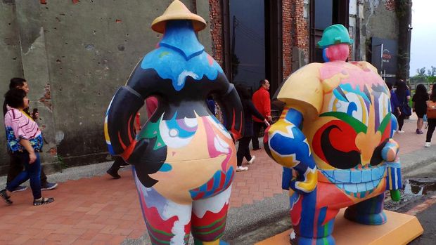 Patung 'nyeni' yang menyambut turis di Pier-2 Art Center (Wahyu/detikTravel)