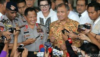 Ketua KPK Agus Rahardjo bersama Kapolri Jenderal Polisi Tito Karnavian memberikan keterangan pers usai pertemuan di Gedung KPK, Senin (5/12/2016).