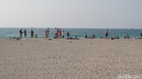 Di Pantai Jumeirah, turis bisa berjemur dan berenang sampai titik yang ditentukan. Terlihat pula, beberapa kapal pesiar berlalu-lalang di lautnya (Afif/detikTravel)