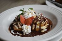 Amypond Cafe: Pedas <i>Juicy</i>, Ayam Penyet yang Dimasak dengan Teknik Confit