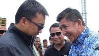 Bupati Belu Willybrodos Lay menyematkan kain khas Kabupaten Belu kepada Menteri Olahraga Imam Nahrawi.