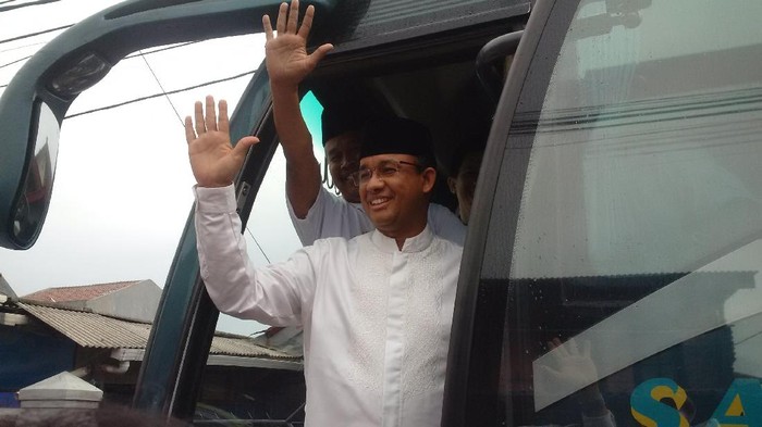 Kampanye di Kebon Jeruk, Anies Sempatkan Sapa Warga yang Hendak Umrah