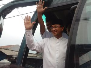 Kampanye di Kebon Jeruk, Anies Sempatkan Sapa Warga yang Hendak Umrah
