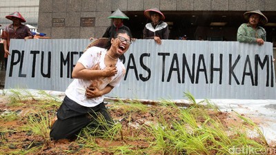 Greenpeace Aksi Tanam Padi di Depan Kedubes Jepang