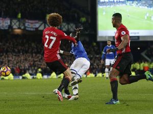 Semasa di Everton, Fellaini Dijauhkan dari Kotak Penalti Sendiri