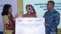 (Ki-ka) Direktur Commercial Banking Bank Mandiri Kartini Sally, Direktur Utama DKPP Dian Hariani dan Direktur Digital Banking & Technology Bank Mandiri Rico Usthavia Frans tengah menandatangani perjanjian kerjasama dalam rangka penguatan layanan keuangan inklusif di Jakarta, Senin (5/12/2016).