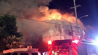 Gudang yang terletak di distrik Fruitvale terbakar, Jumat (2/12) sekitar pukul 23.30 waktu setempat. Saat itu puluhan remaja sedang mengadakan pesta di gudang tersebut. Seung LeeReuters/detikFoto.