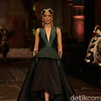 koleksi terbaru Sebastian Gunawan dan Cristina Panarese yang mengusung tema La Divina Marchesa di Ballroom Hotel Mulia. Senayan. Jakarta. [Foto: Mohammad Abduh/Wolipop]