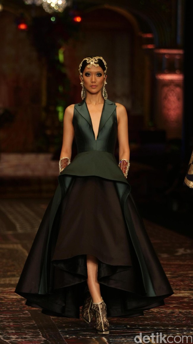 koleksi terbaru Sebastian Gunawan dan Cristina Panarese yang mengusung tema La Divina Marchesa di Ballroom Hotel Mulia. Senayan. Jakarta. [Foto: Mohammad Abduh/Wolipop]