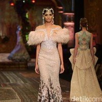 koleksi terbaru Sebastian Gunawan dan Cristina Panarese yang mengusung tema La Divina Marchesa di Ballroom Hotel Mulia. Senayan. Jakarta. [Foto: Mohammad Abduh/Wolipop]