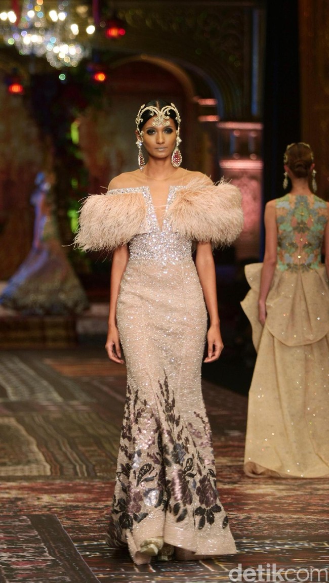 koleksi terbaru Sebastian Gunawan dan Cristina Panarese yang mengusung tema La Divina Marchesa di Ballroom Hotel Mulia. Senayan. Jakarta. [Foto: Mohammad Abduh/Wolipop]