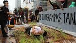 Greenpeace Aksi Tanam Padi di Depan Kedubes Jepang
