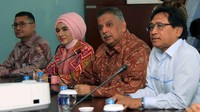 (ki-ka), Direktur Perencanaan Korporat PLN, Nicke Widyawati, bersama Direktur Utama PLN, Sofyan Basir, dan Direktur Bisnis Regional Sumatera PLN, Amir Rosidin, saat hadiri penandatanganan MoU perjanjian jual beli tenaga listrik dari Pembangkit Listrik Tenaga Sampah (PLTSa) untuk meningkatkan pemanfaatan Energi Baru dan Terbarukan (EBT) di Kantor Pusat PLN, Jakarta, Senin (5/12/2016).