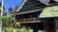 Pertama kali melihat, tak ada yang menyangka kalau bangunan satu ini adalah sebuah museum. Nama museum ini adalah Museum Tanadoang, yang berarti tanah tempat berdoa. Museum ini menyimpan berbagai benda kuno yang berhubungan dengan sejarah Kepulauan Selayar (Esty/detikTravel)