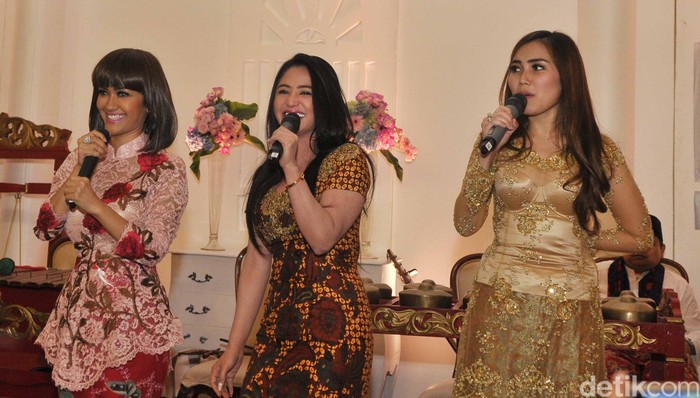 Kembali Sepanggung, Dewi Persik Ajak Julia Perez Kolaborasi