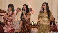 Jupe, Depe dan Ayu Ting Ting tampil ketika datang ke acara khitanan anak Eko Patrio. Foto: Noel/detikHOT
