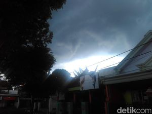 Warga Trenggalek Dikejutkan Pusaran Awan Mirip Puting Beliung