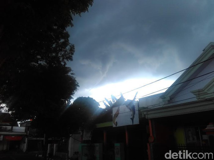 Warga Trenggalek Dikejutkan Pusaran Awan Mirip Puting Beliung