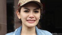Pada Oktober 2016, Nikita Mirzani sempat melaporkan Julia Perez atas tuduhan pencemaran nama baik karena tragedi yang melibatkan asistennya. Pool/Ismail/detikFoto.