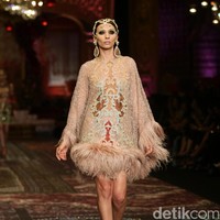 koleksi terbaru Sebastian Gunawan dan Cristina Panarese yang mengusung tema La Divina Marchesa di Ballroom Hotel Mulia. Senayan. Jakarta. [Foto: Mohammad Abduh/Wolipop]